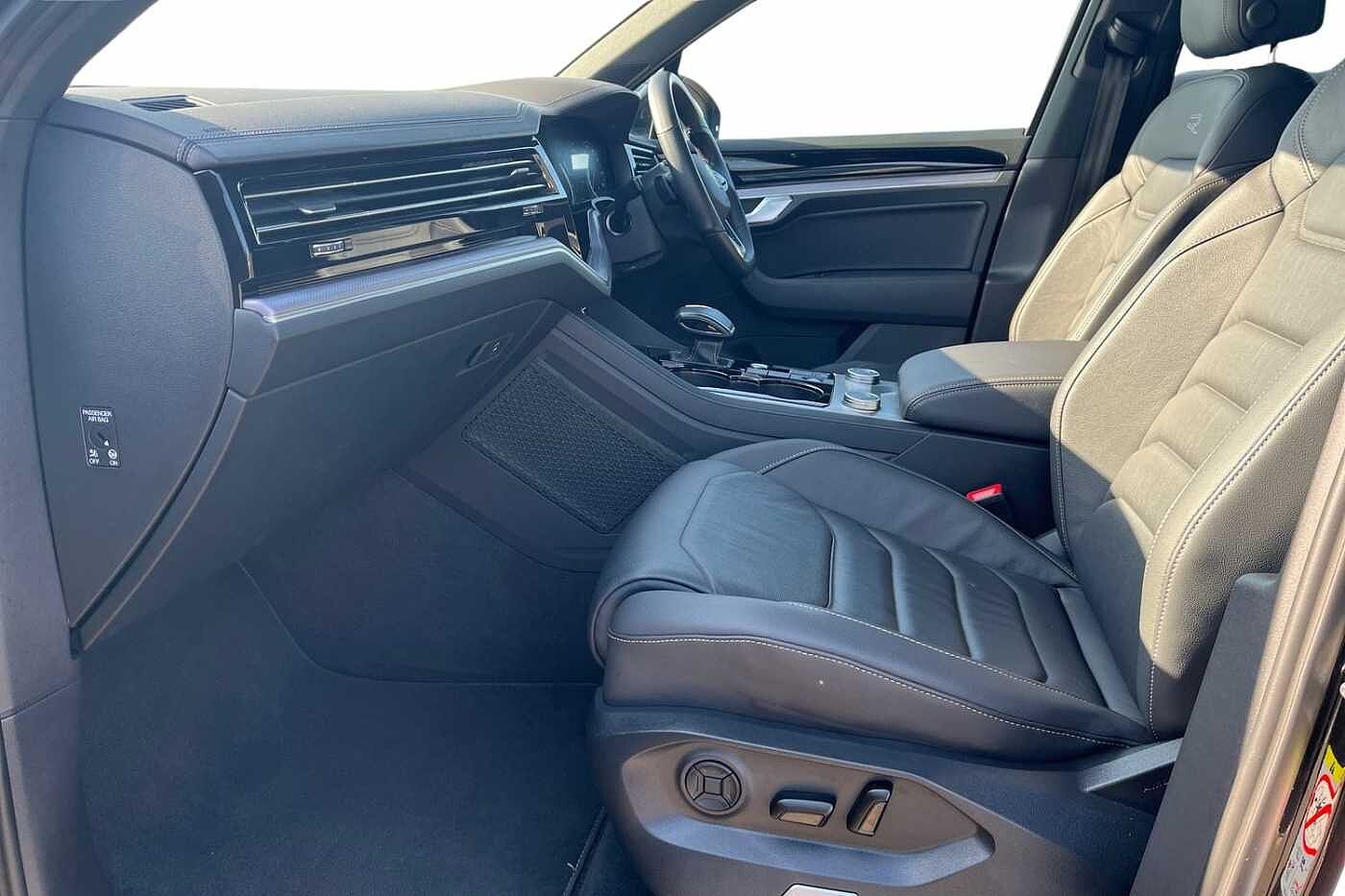 Volkswagen Touareg 3.0TDI (286ps) Black Edition 4Motion 5dr ** Air Suspension **